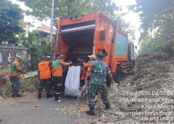 Satgas Sampah Koramil 02/Penjaringan Bersama Komduk Kembali Aksi Bersih-bersih Sampah