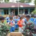 Peringati Hari Anak Nasional, Satgas Yonarhanud 2 Kostrad Bagikan 100 Paket Alat Tulis kepada Siswa PAUD dan TK di Perbatasan