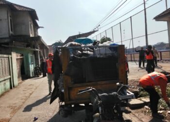 Satgas Sampah Kodim 0510/Tigaraksa Bersihkan Tumpukan Sampah di Desa Babakan
