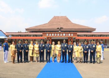Panglima Korpasgat didampingi Ketua PIA Ardhya Garini Gabungan Korpasgat mengikuti Upacara Peringatan Hari Bakti ke-79 TNI AU