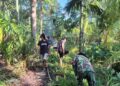 Babinsa dan Warga di Susoh Gotong Royong Bersihkan Akses ke