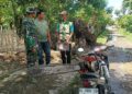 Babinsa Susoh Keliling Perkebunan Bersama Perangkat Desa, Imbau Warga Tak Bakar Lahan