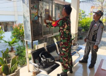 Gercep!! Babinsa Koramil 04/Jebres Pasang Pamlet Rekrutmen Anggota TNI AD, Catat Jadwal Pendaftarannya