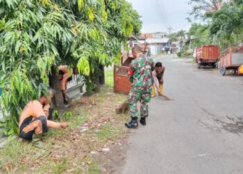 Gotong Royong Ciptakan Lingkungan Bersih, Babinsa Nusukan Bersama Tim Saberling Laksanakan Kerja Bakti