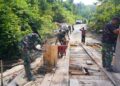 Dansatgas TMMD Ke-129 Tinjau Langsung Rehab Jembatan di Kampung Sesor, Pastikan Pembangunan Tepat Sasaran dan Berkualitas