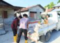 Percepatan Pembangunan RTLH, Anggota Satgas TMMD ke-129 Kodim 1505/Tidore Turunkan Material Semen