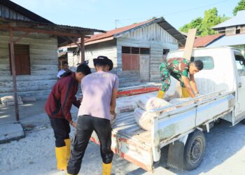 Percepatan Pembangunan RTLH, Anggota Satgas TMMD ke-129 Kodim 1505/Tidore Turunkan Material Semen