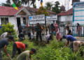 Jaga Kebersihan dan Kekompakan, Babinsa Koramil 23/Lgst Gotong Royong Bersama Warga