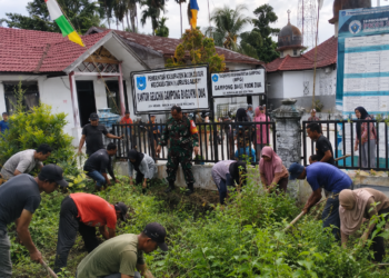 Jaga Kebersihan dan Kekompakan, Babinsa Koramil 23/Lgst Gotong Royong Bersama Warga
