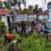 Jaga Kebersihan dan Kekompakan, Babinsa Koramil 23/Lgst Gotong Royong Bersama Warga