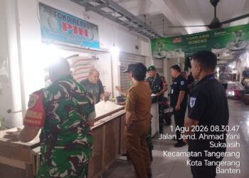 Babinsa Tangerang Pantau Harga Sembako di Pasar Anyar, Pastikan Ketersediaan dan Stabilitas Harga
