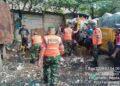 Babinsa Batuceper Bersama Warga Bersihkan Tumpukan Sampah di Jurumudi