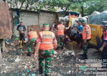 Babinsa Batuceper Bersama Warga Bersihkan Tumpukan Sampah di Jurumudi