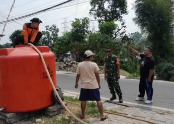 Koramil 03/Serpong Bersama BPBD Tangsel Salurkan Air Bersih untuk Warga Keranggan