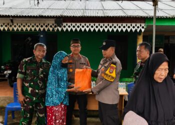 Jaga Jakarta On The Spot, Koramil 05/Ciputat Salurkan 20 Paket Sembako untuk Warga