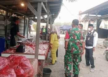 Babinsa Koramil 14/Panongan Pantau Harga Sembako, Jaga Stabilitas Pasokan dan Cegah Permainan Harga