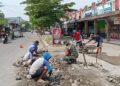 Perlancar Akses dan Cegah Laka, Sertu Tri Rosadi Bersama Warga Kebonduren Gotong Royong Perbaiki Jalan