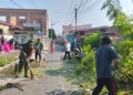 SERDA AHMAD SUYADI BERSAMA DENGAN KASI TRANTIB, KEPLING, DAN P3SU MELAKSANAKAN GOTONG ROYONG BERSAMA