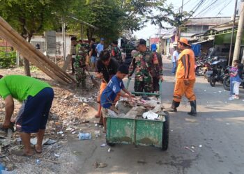 Bersama Komduk,Babinsa Koramil 02/Cilincing Kembali Bersihkan Sampah di TPS Kel. Kalibaru