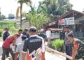 Semangat Gotong Royong! Babinsa Koramil 04/Labuhanbilik Bahu-membahu Warga Perbaiki Titi Box di Sei Sentosa