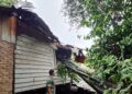 Babinsa Koramil 01/Pariaman Sigap Tinjau Lokasi Pohon Tumbang yang Timpa Rumah Warga