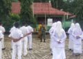 Babinsa Koramil 06/Kampung Dalam Latih Paskibra Di Lapangan SMA N 1 V Koto Timur Mengenai Upacara HUT RI Ke-81