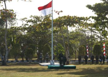 UPACARA BENDERA WUJUDKAN DISIPLIN, NASIONALISME, DAN KESIAPSIAGAAN PRAJURIT KODAM XXIV/MANDALA TRIKORA