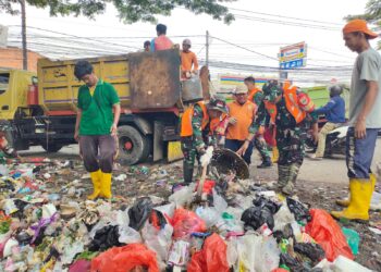 Satgas Sampah Kodim Tigaraksa Bersihkan Titik Penumpukan Sampah di Sepatan ‎