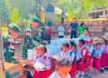 Wujud Syukur HUT Ke-70 Yonarhanud 2 Kostrad, Satgas Pamtas Berbagi dalam Program Jumat Berkah