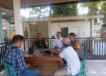 Babinsa Koramil 14/Panongan Perkuat Kemanunggalan TNI Melalui Komsos Bersama Warga Desa Ciakar