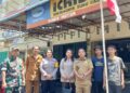 Menyongsong HUT RI, Babinsa Koramil 0201-04/MK Serka R.Pakpahan Ajak Warga Kibarkan Bendera Merah Putih