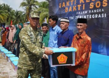 Kaster TNI Pimpin Bakti Kesehatan dan Bakti Sosial di Dabo Singkep, Kodam XIX Tuanku Tambusai Salurkan 636 Paket Sembako