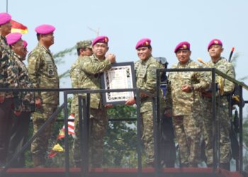 Kasad Dikukuhkan sebagai Warga Kehormatan Korps Marinir TNI AL