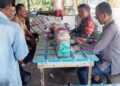 Menjalin Hubungan Baik, Babinsa Melaksanakan Komsos di Warung Kopi