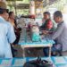 Menjalin Hubungan Baik, Babinsa Melaksanakan Komsos di Warung Kopi