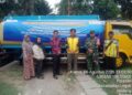 Babinsa Palasari Terjun Langsung Bantu Penyaluran Air Bersih Kepada Warga Terdampak Kekeringan