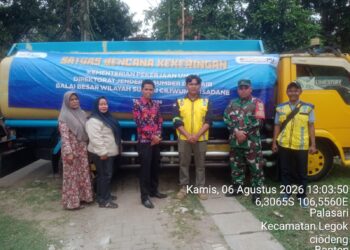 Babinsa Palasari Terjun Langsung Bantu Penyaluran Air Bersih Kepada Warga Terdampak Kekeringan