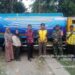Babinsa Palasari Terjun Langsung Bantu Penyaluran Air Bersih Kepada Warga Terdampak Kekeringan