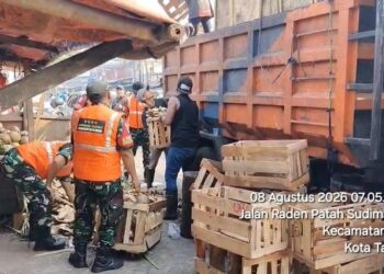 Tumpukan Sampah di Pasar Lembang Dibersihkan Babinsa Koramil 04/Ciledug