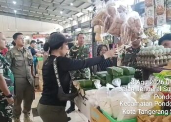 Babinsa Koramil 07/Pondok Aren Pantau Harga Sembako di Pasar Modern Bintaro