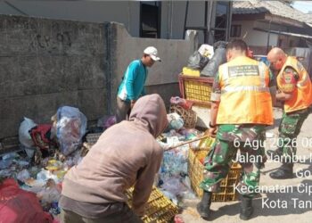 Tumpukan Sampah Menyengat Jadi Sasaran Satgas Sampah Koramil 01/Tangerang