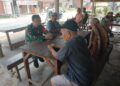 MELALUI KOMSOS, BABINSA KORAMIL 0201-14/PB AKTIF SAMBANGI WARGA GUNA MENJAGA SILAHTURAHMI DENGAN MASYARAKAT