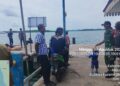 Jaga Keselamatan Warga, Babinsa Koramil 06/Senayang Pantau Aktivitas Ferry di Pelabuhan Benan