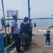 Jaga Keselamatan Warga, Babinsa Koramil 06/Senayang Pantau Aktivitas Ferry di Pelabuhan Benan
