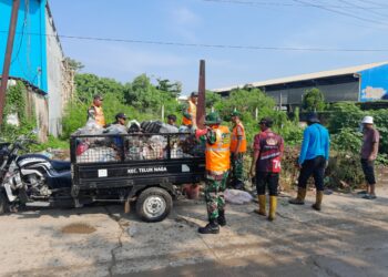 Jaga Kebersihan Lingkungan, Satgas Sampah Kodim 0510/Tigaraksa Bersihkan Tumpukan Sampah di Desa Tegal Angus
