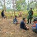 Babinsa dan Bhabinkamtibmas Desa Serdang Kulon Imbau Warga Tidak Membakar Sampah Sembarangan