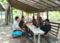 Babinsa Desa Bulu Cina Komsos dengan Kadus dan Warga di Kedai Kopi