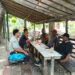Babinsa Desa Bulu Cina Komsos dengan Kadus dan Warga di Kedai Kopi
