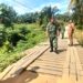 Peduli Keselamatan Warga, Danramil 12/LP Tinjau Jembatan Garotak dan Minta Segera Diperbaiki