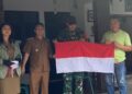 Sambut HUT RI ke-81, Babinsa Asam Kumbang Ajak Warga Kibarkan Merah Putih dan Pasang Umbul-Umbul